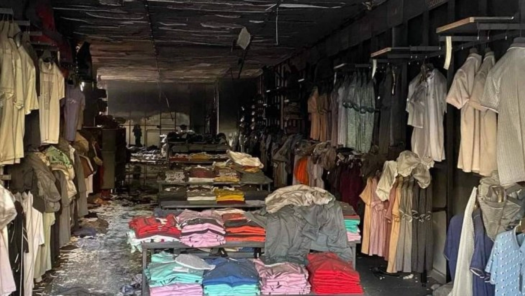 Giyim mağazasında çıkan yangında tekstil ürünleri zarar gördü