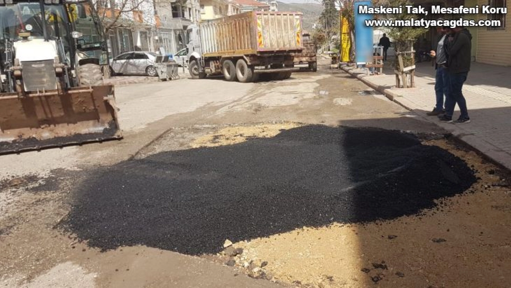 Gölbaşı Belediyesi bozulan yolları onarıyor