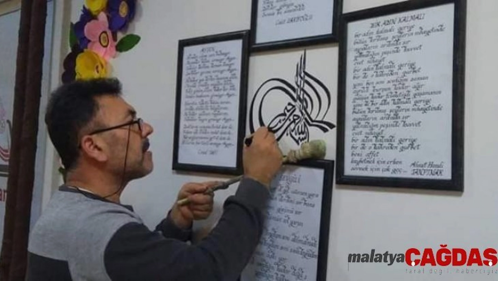 Gönüllü imam okul duvarlarını siluet vektörel boya ile canlandırdı