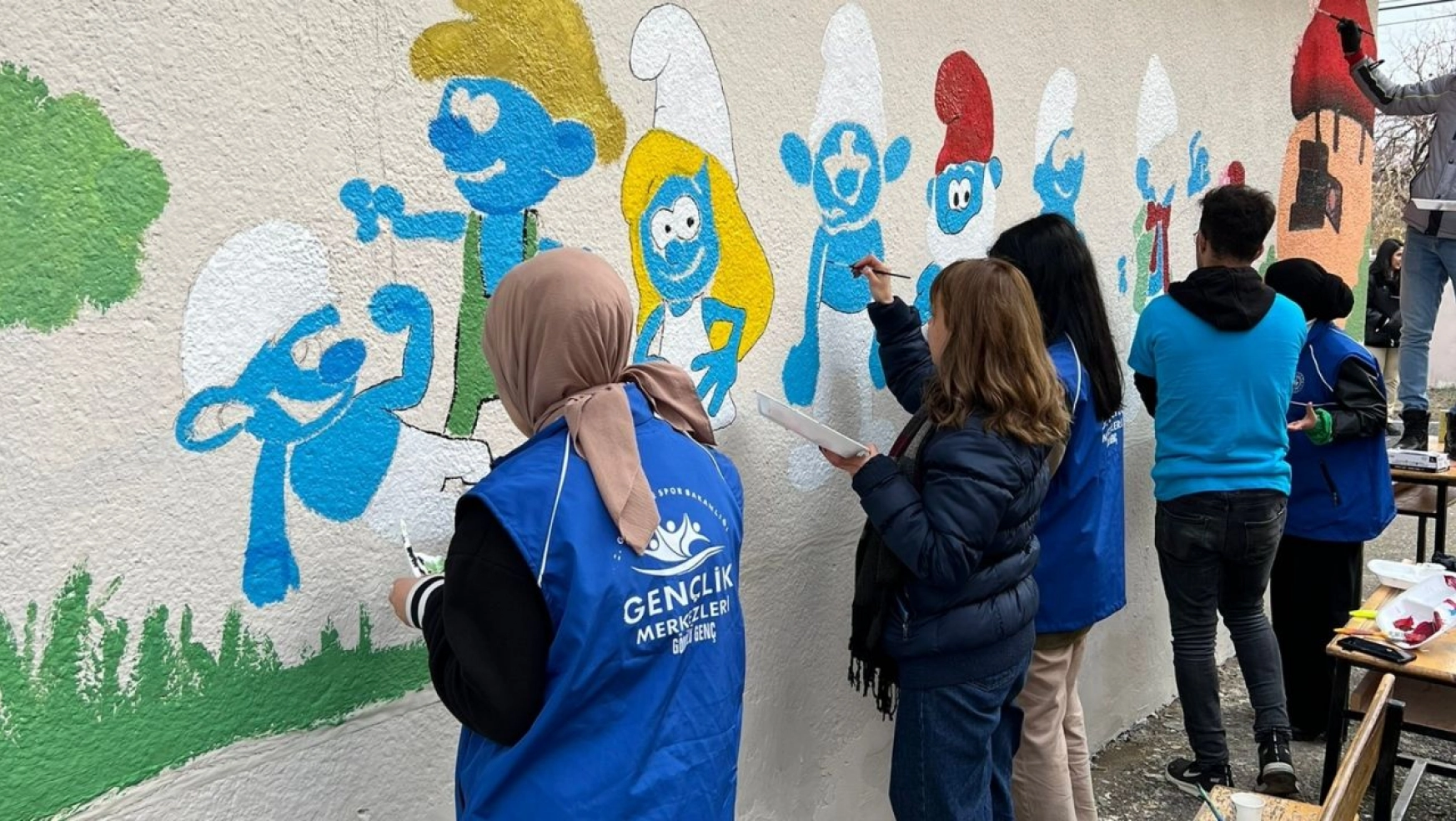 Gönüllü öğrenciler Malatya'da okulları boyuyor