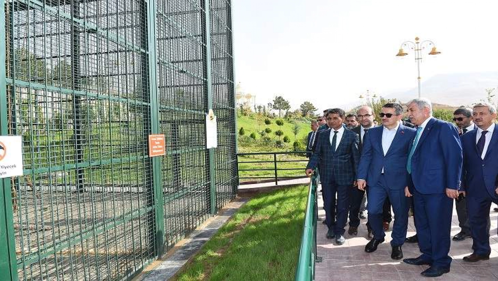 Bakanı Pakdemirli Doğal Yaşam Parkı ve Hayvanat Bahçesini Gezdi