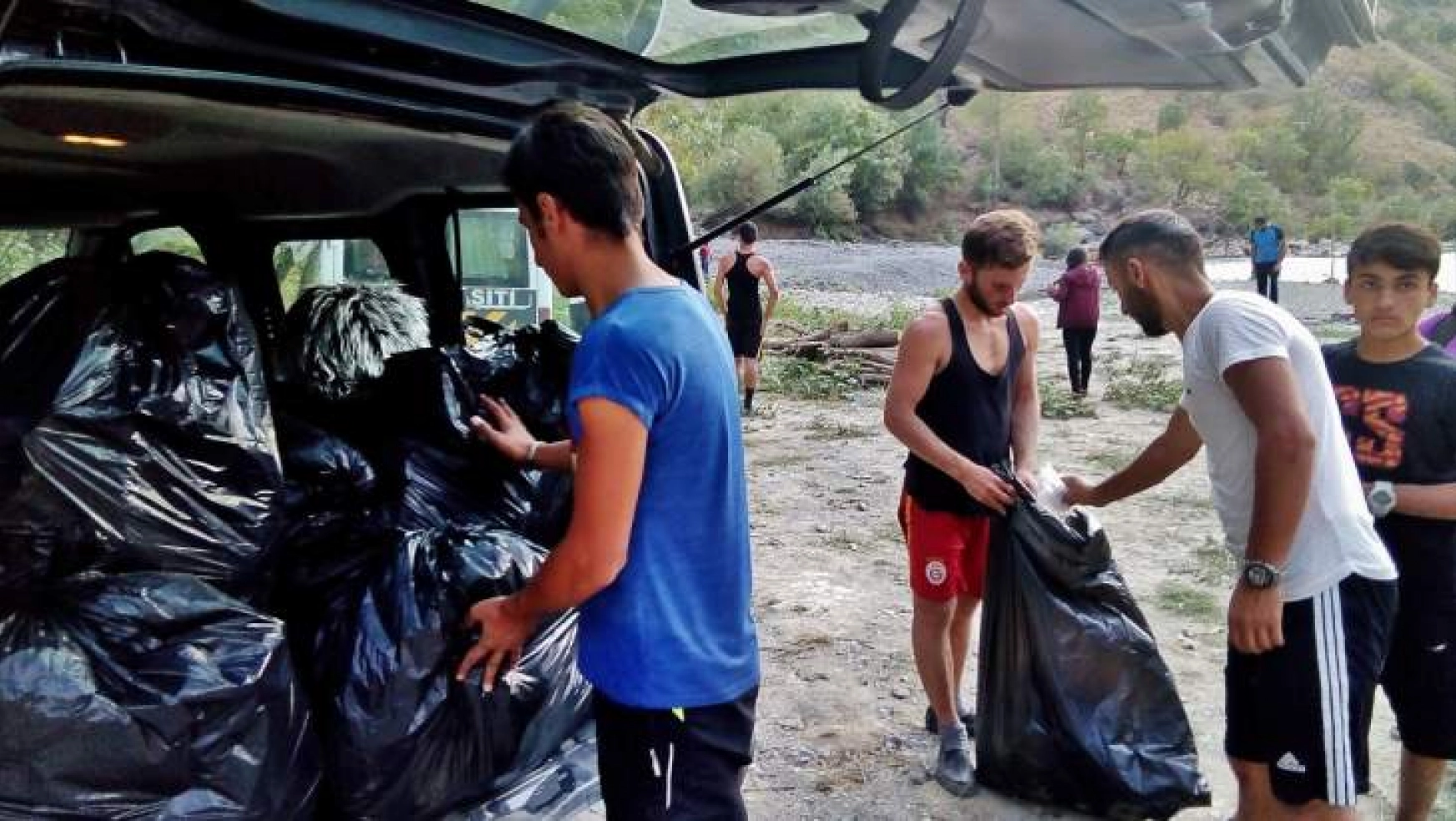 Rafting takımı Zap Nehri'nde çevre temizliği yaptı