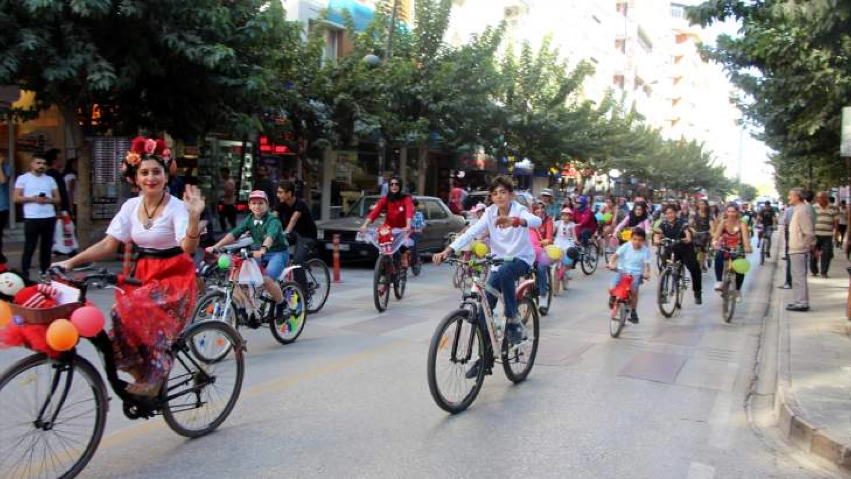 Elazığ'da 'Süslü Kadınlar Bisiklet Turu' etkinliği