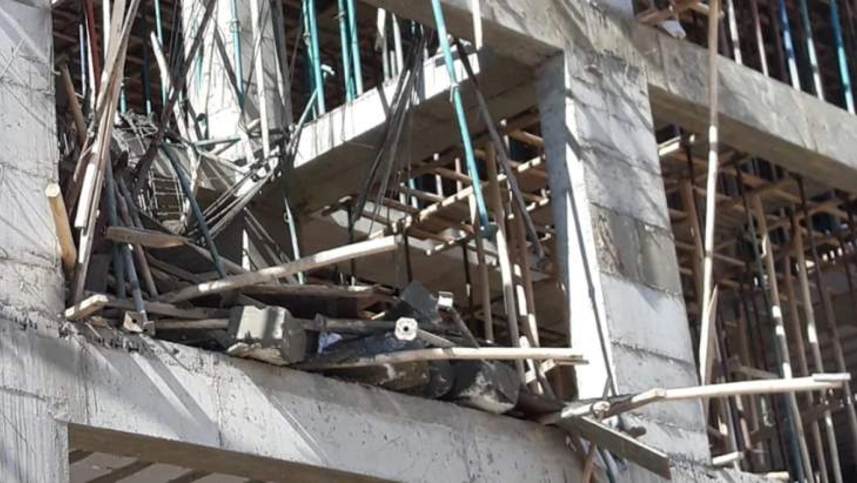 Elazığ'da inşaatta çökme: 2 yaralı