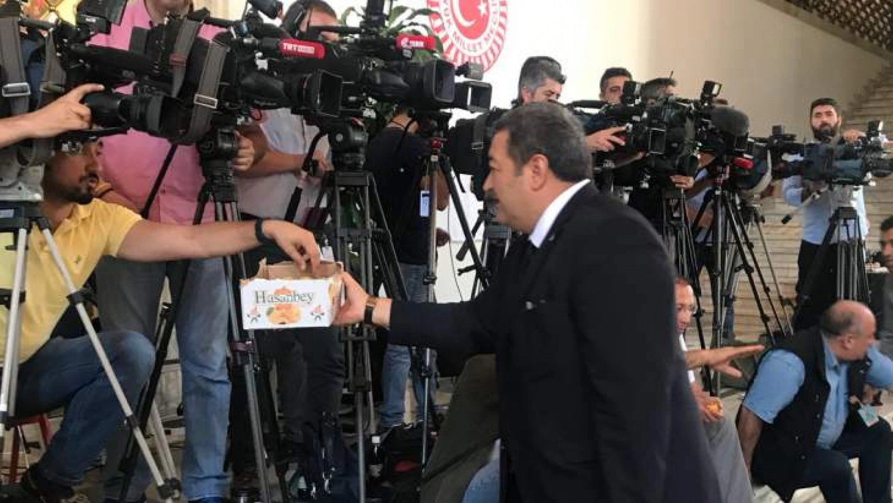 MHP milletvekili Fendoğlu, TBMM'de kayısı dağıttı