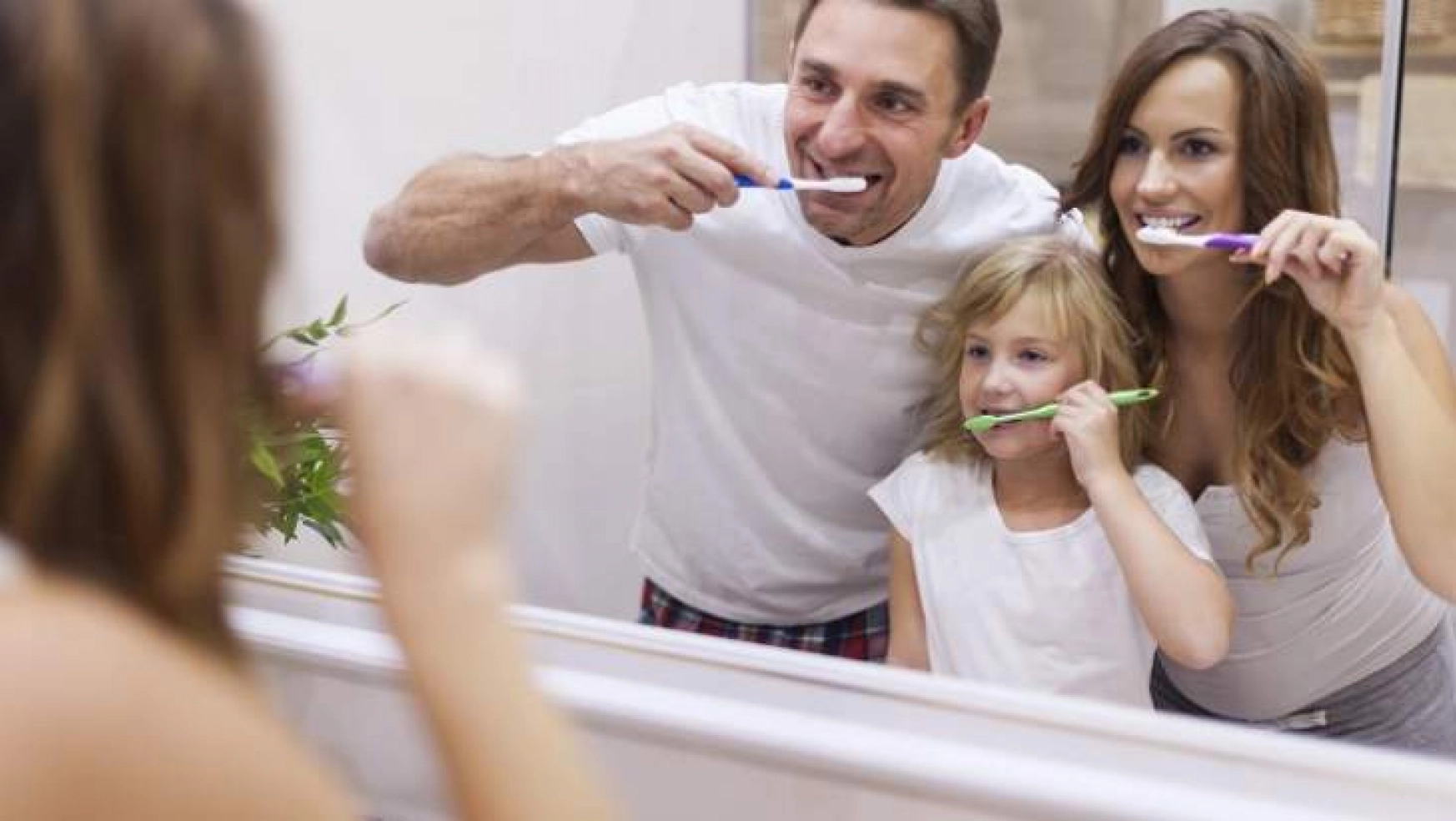 Tatilde de dişler düzenli şekilde fırçalanmalı