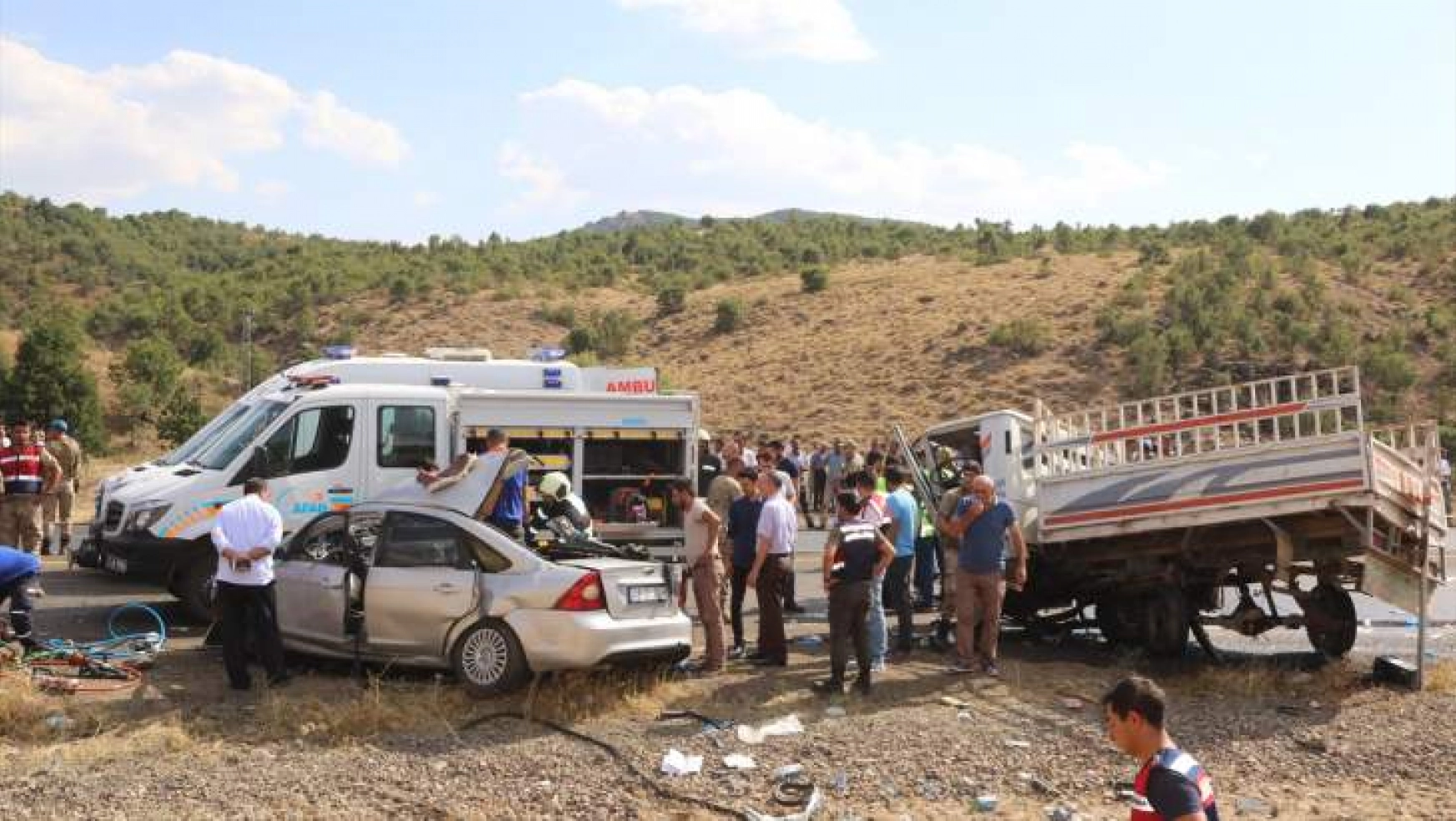 Bingöl'de otomobille pikap çarpıştı: 4 ölü, 9 yaralı