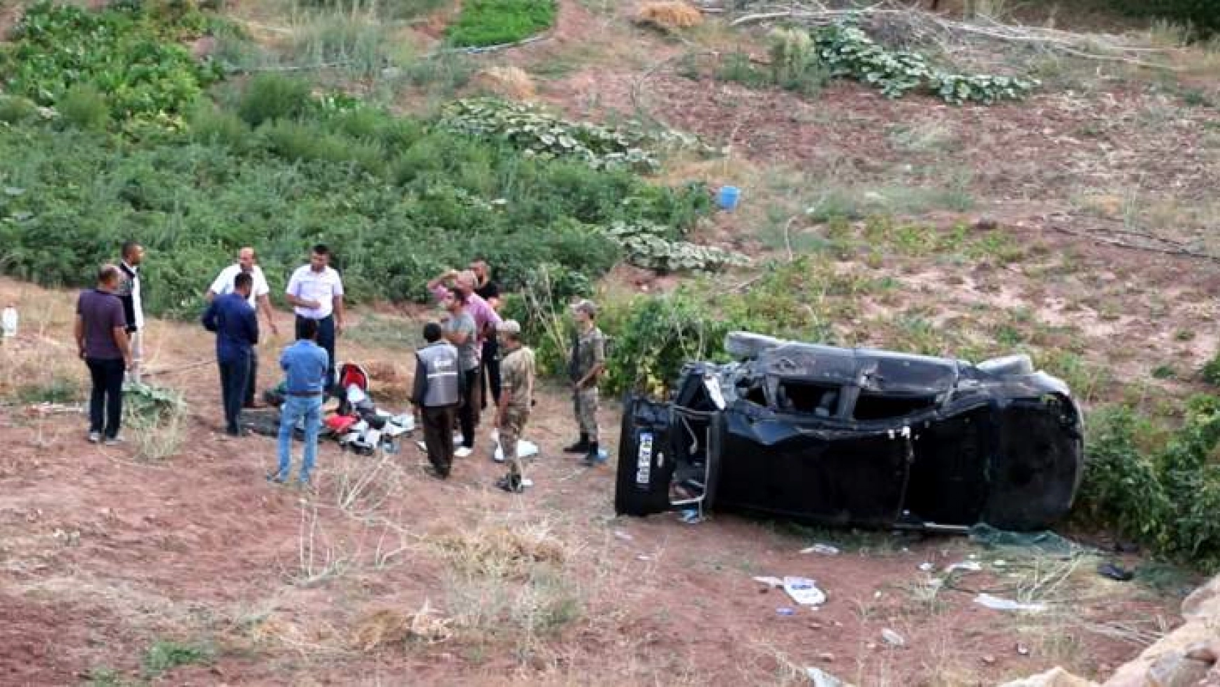 Malatya'da otomobil şarampole devrildi: 3 yaralı