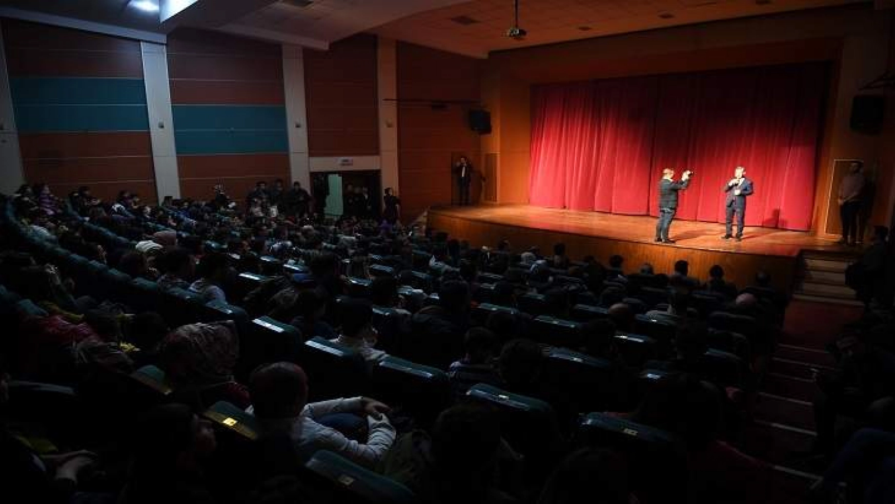 Başkan Çınar, ''Tiyatro, Sanat ve Sinemanın Mutfağıdır''