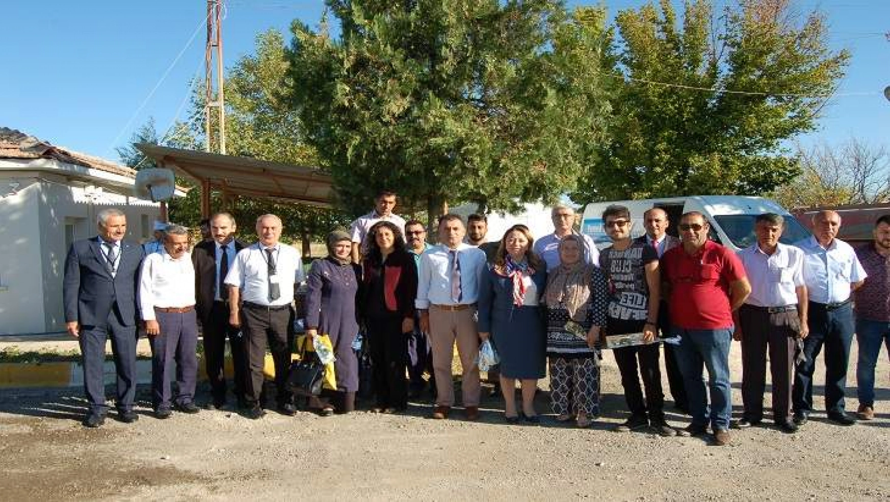 Rektör Karabulut, öğrencilerini ve personelini güllerle karşıladı