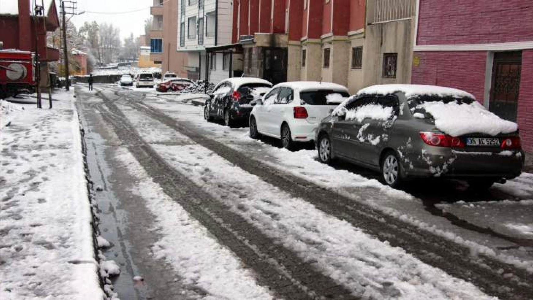 Ardahan kent merkezine mevsimin ilk karı yağdı