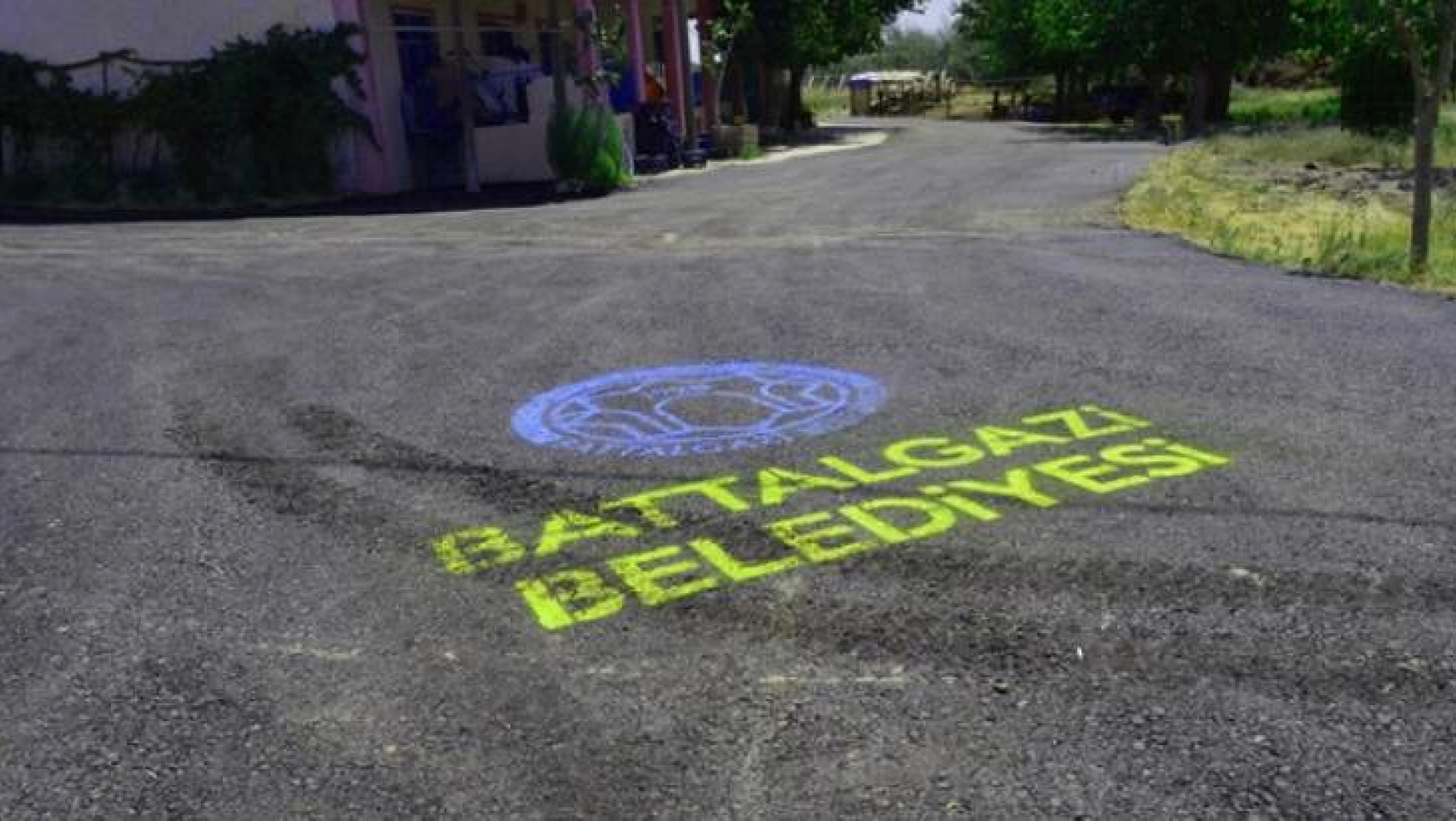 Battalgazi Belediyesi 30 Sokakta Asfalt Çalışmasını Sürdürüyor