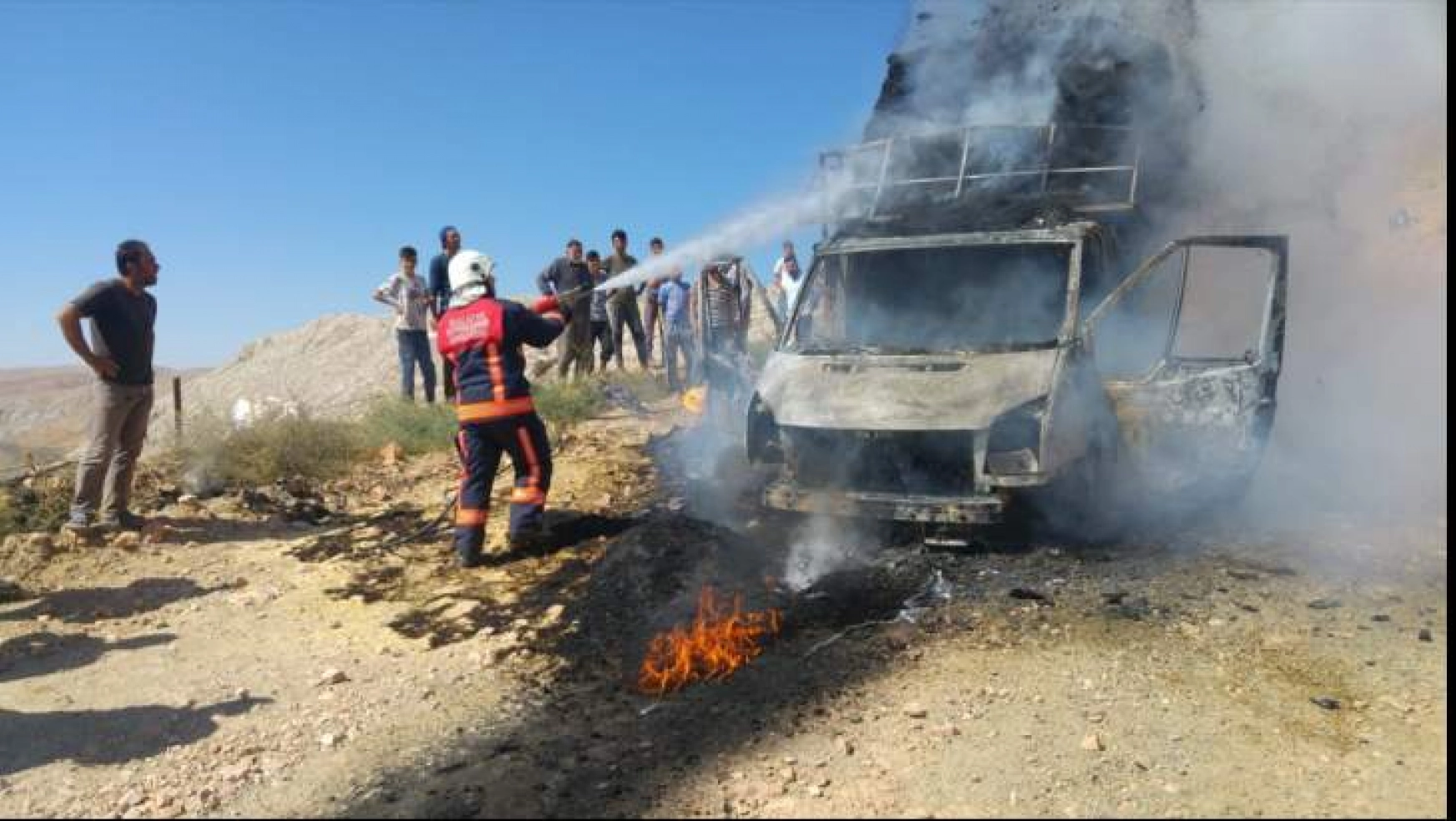 Malatya'da saman yüklü kamyonet yandı