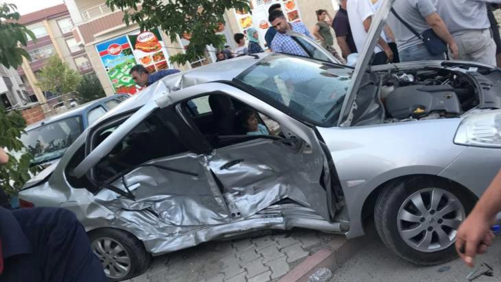Elazığ'da iki otomobil çarpıştı: 6 yaralı