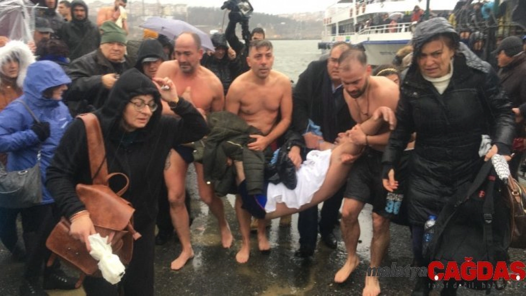 Haç çıkarma töreni sırasında fenalaşan Yunanistan vatandaşı hastaneye kaldırıldı