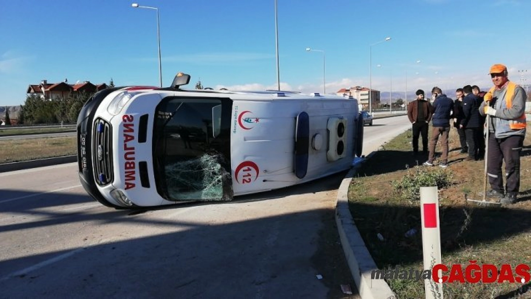 Hafif ticari araç ile ambulansla çarpıştı: 5 yaralı