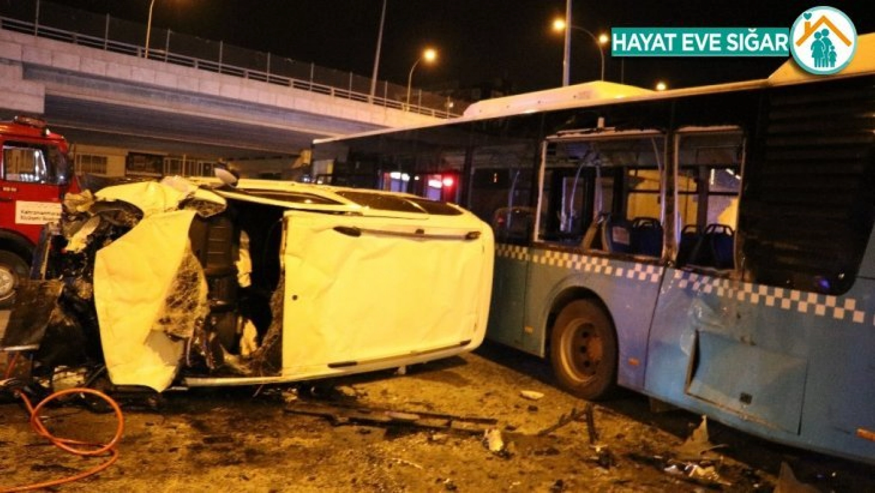 Hafif ticari araç ile otobüs çarpıştı: 1 yaralı
