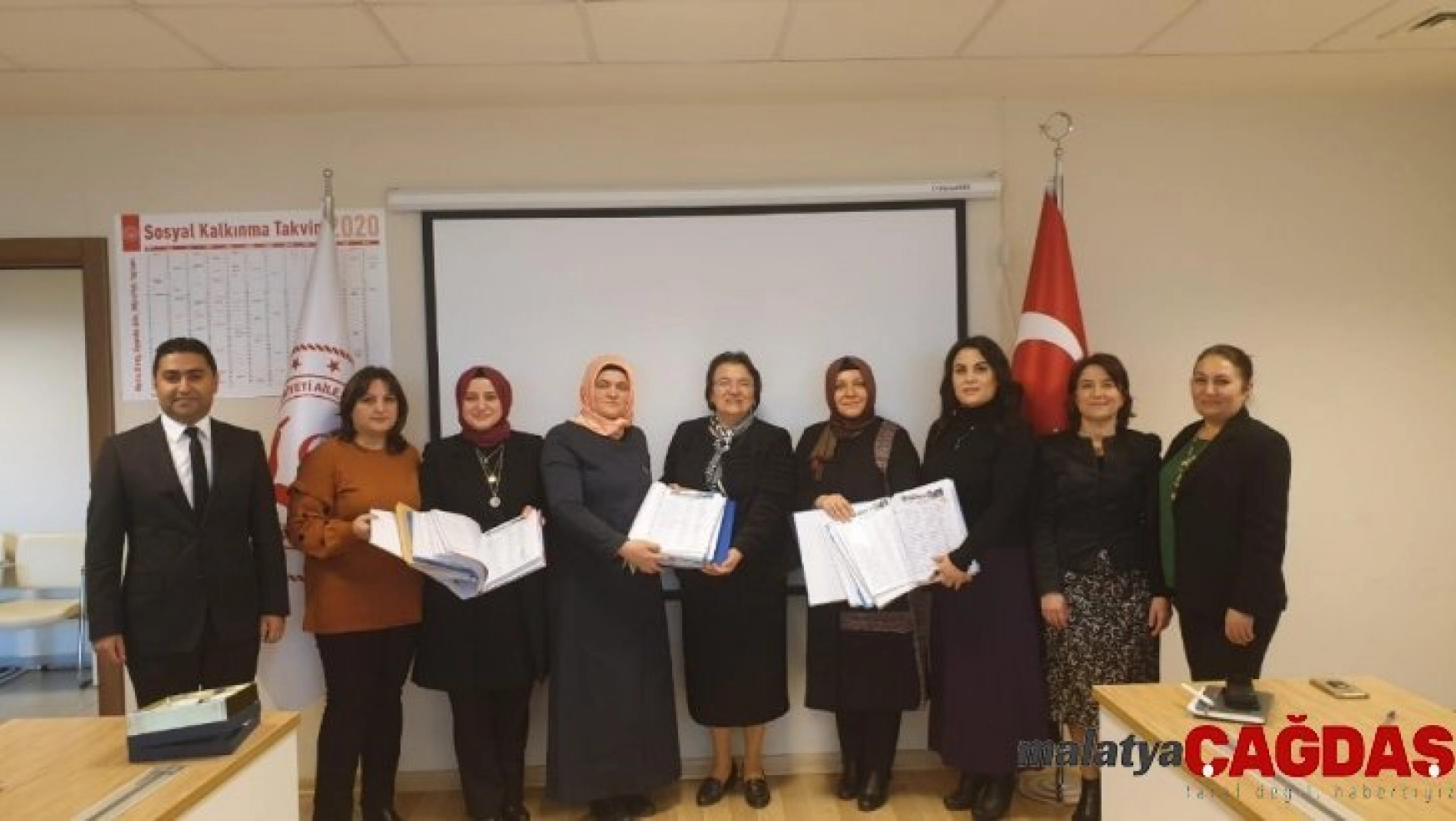 HAK-İŞ/HİZMET-İŞ kadın komitesinden iş yerlerinde 'Çocuk bakımevi' için 50 bin imza