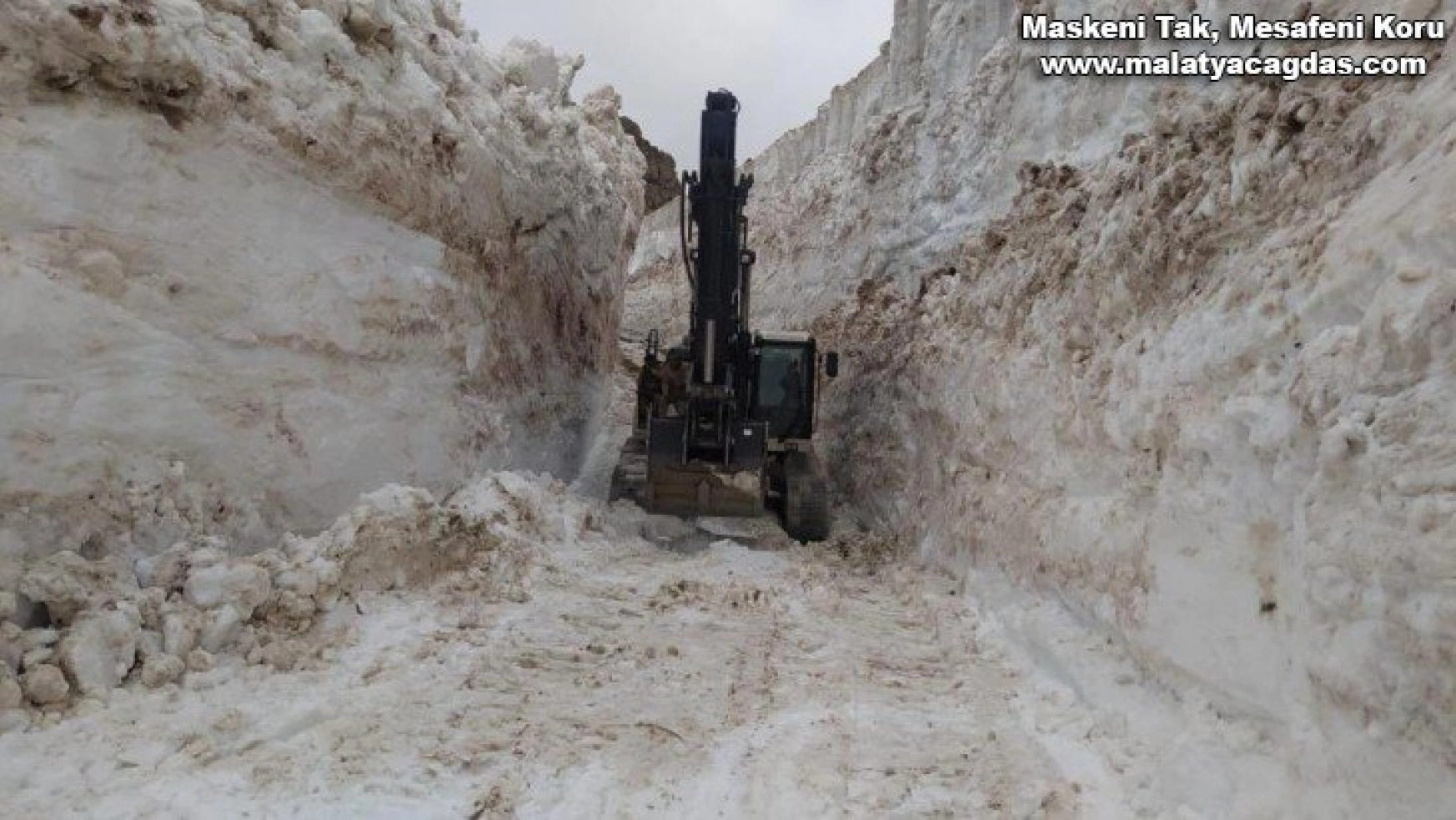 Hakkari'de 8 metre karla mücadele