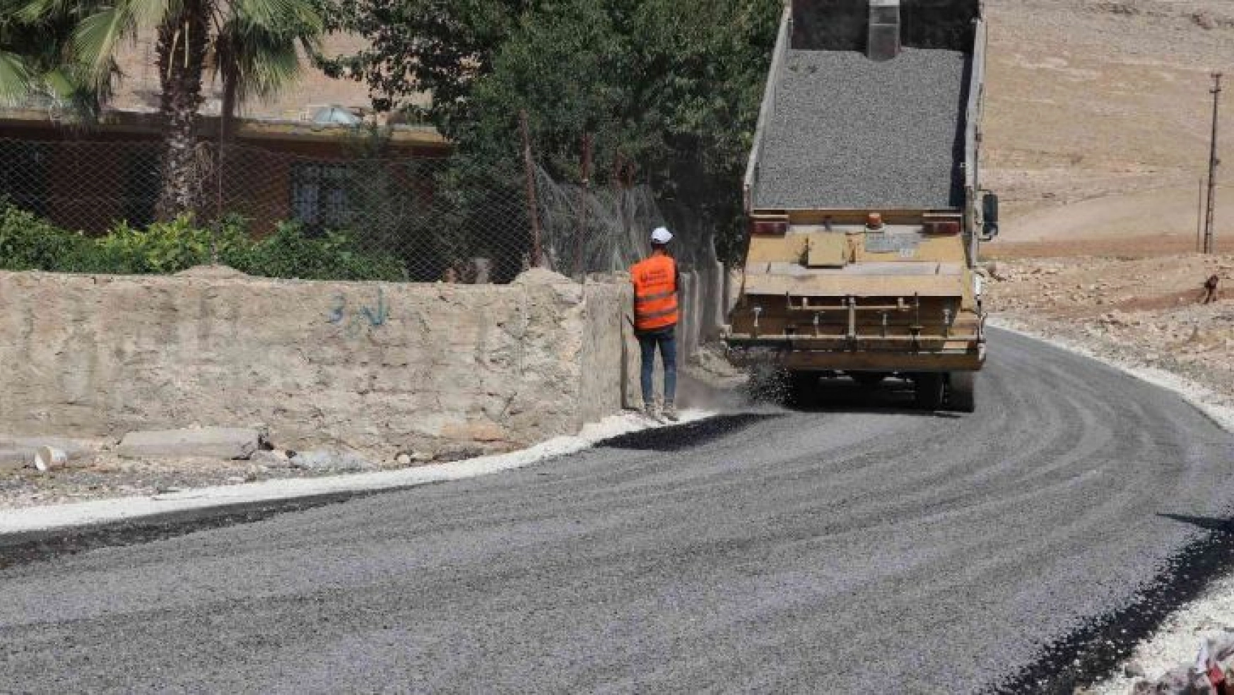 Haliliye'de 3 mahallede yol yapım çalışması