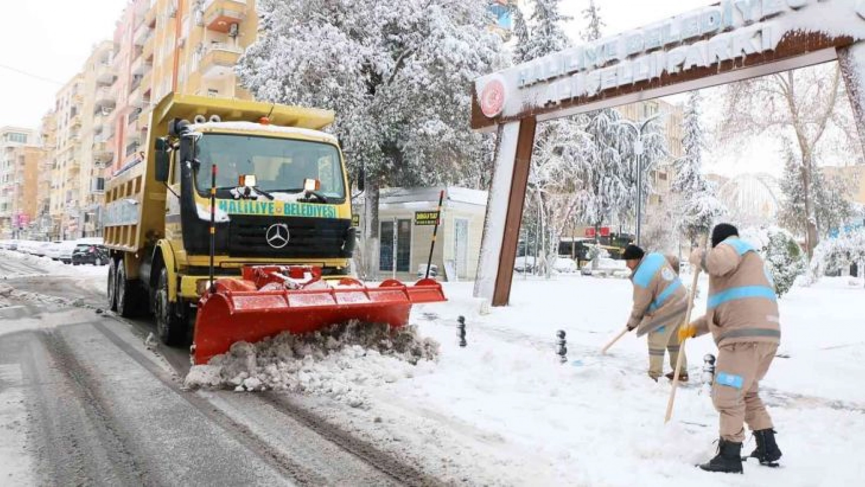 Haliliye'de karla mücadelede ekipleri sahada