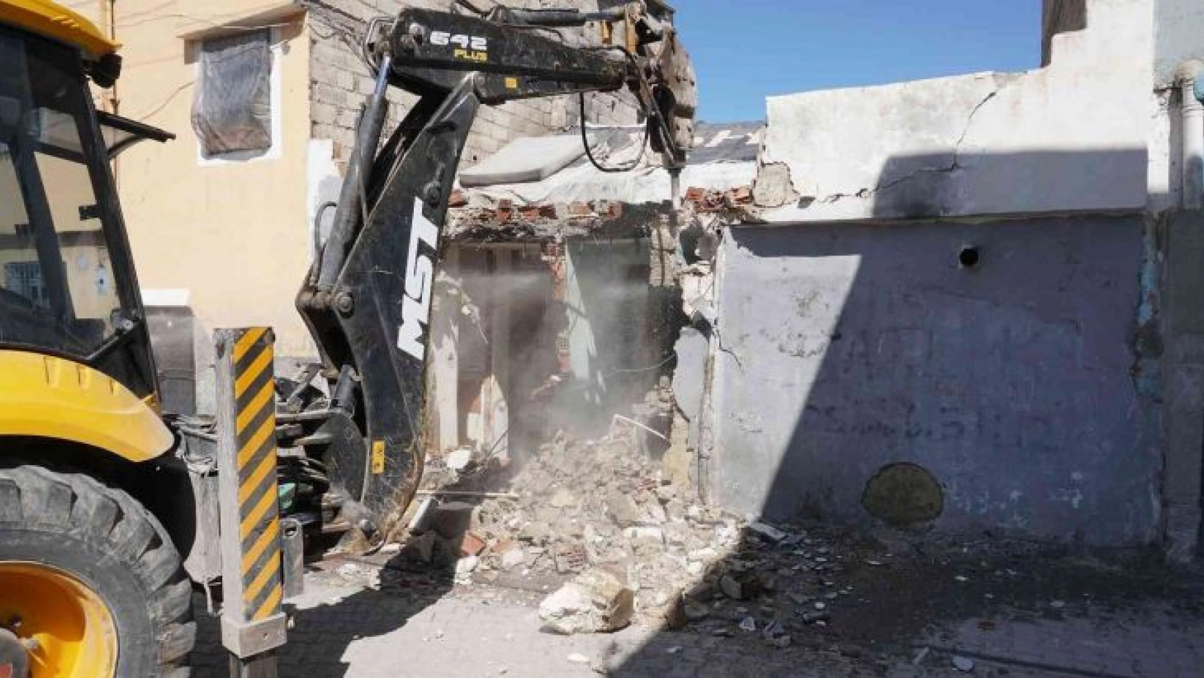 Haliliye'de metruk binalar yıkıyor