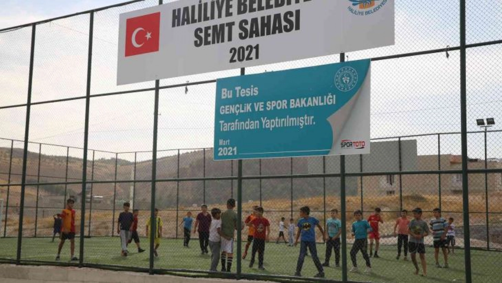 Haliliye'de semt sahaları gençlerin yeni spor adresi