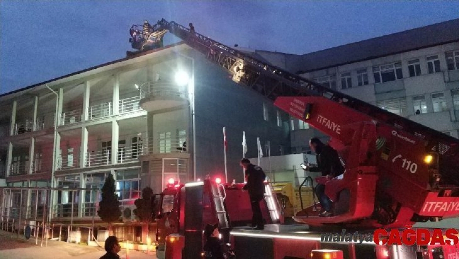 Hastane çatısındaki yangın korkuttu
