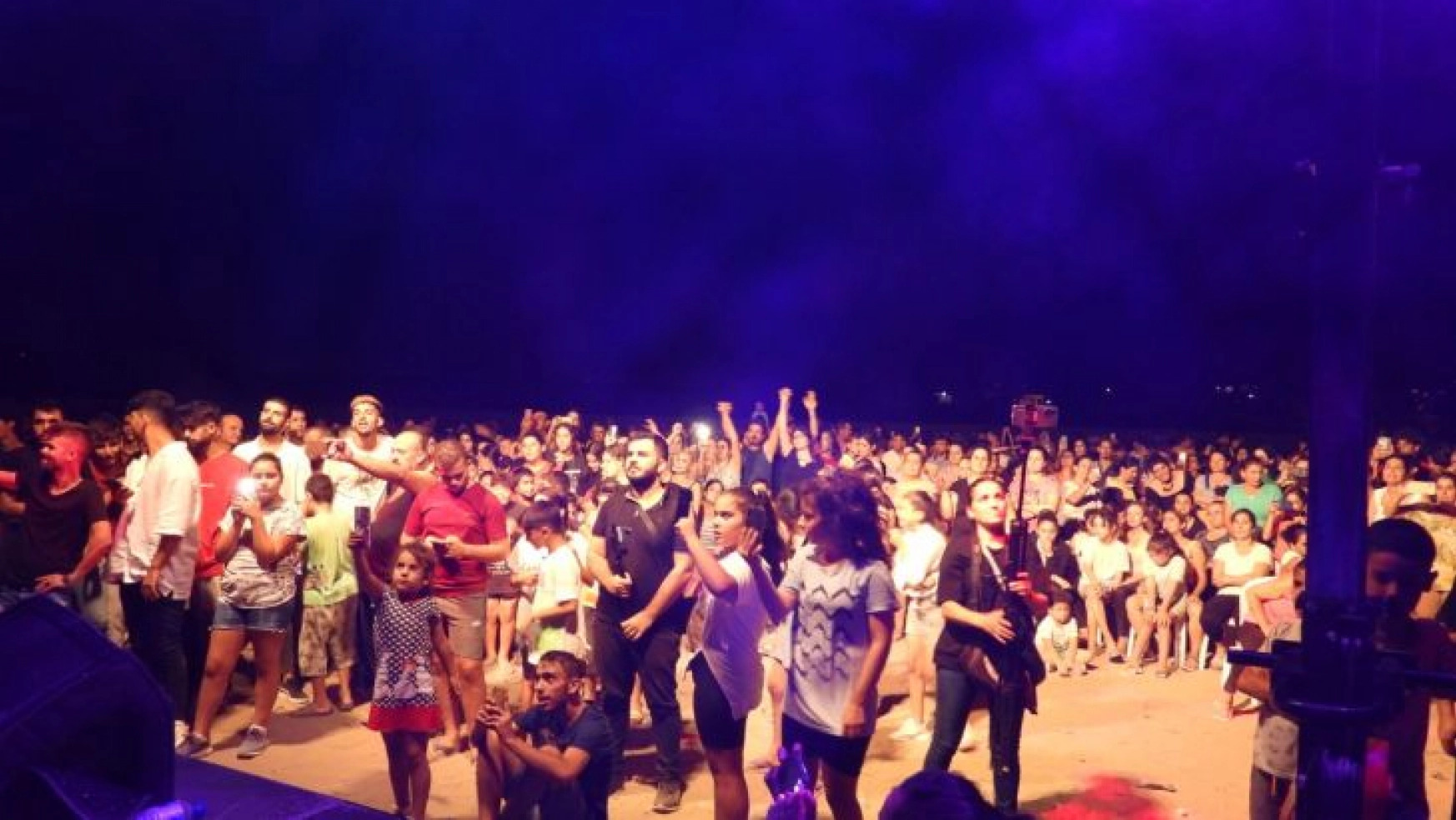 Hatay'da 'Halkımız mutlu olsun' sloganıyla konser düzenlendi