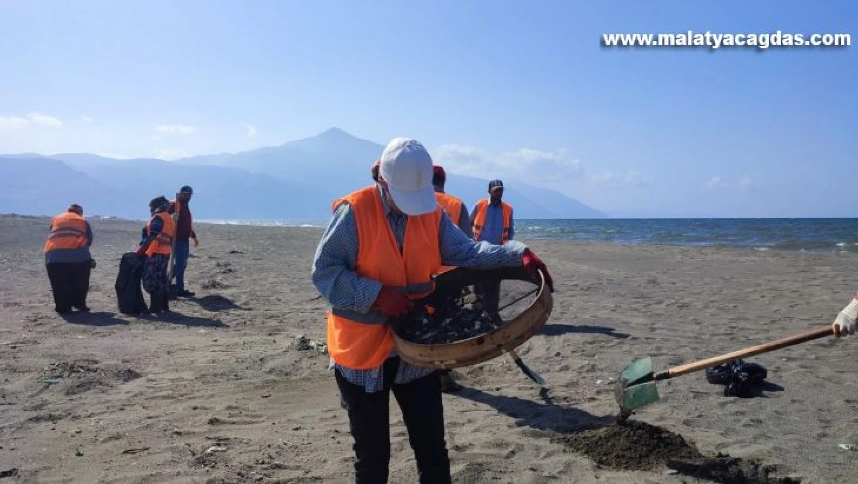 Hatay'da sahillerden günde 1 ton petrol atığı temizleniyor