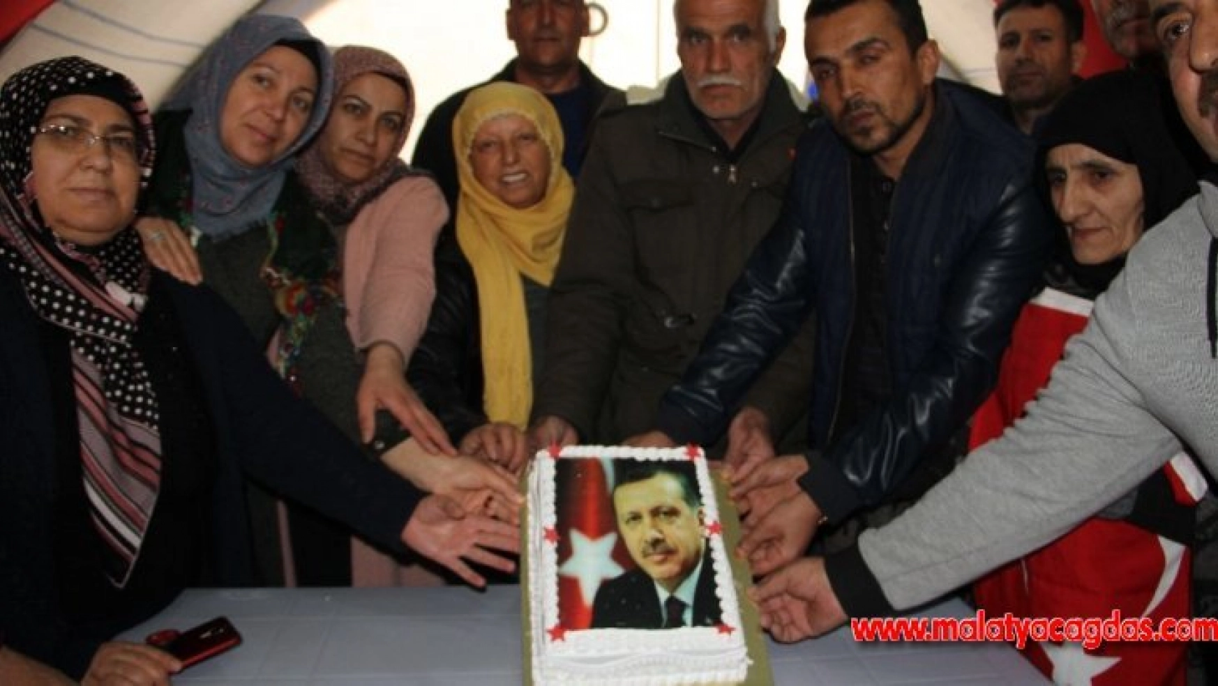 HDP önünde evlat nöbeti tutan aileler, Cumhurbaşkanı Erdoğan'ın doğum gününü kutladı