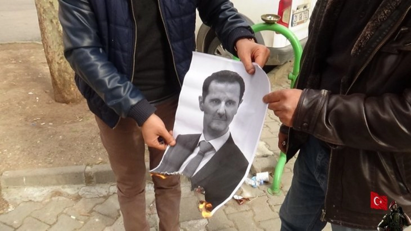 HDP önünde evlat nöbeti tutan aileler Esad'ın fotoğrafını ateşe verdi