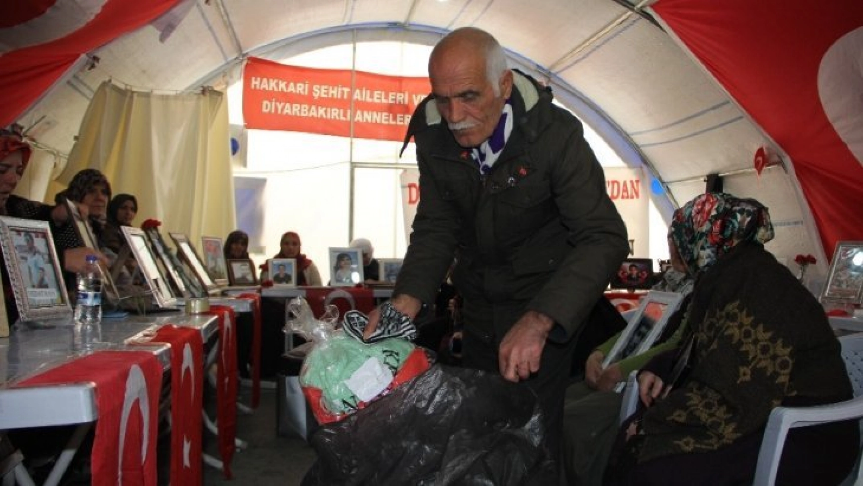 HDP önündeki aileler ördükleri atkı ve bereleri depremzedelere gönderdi