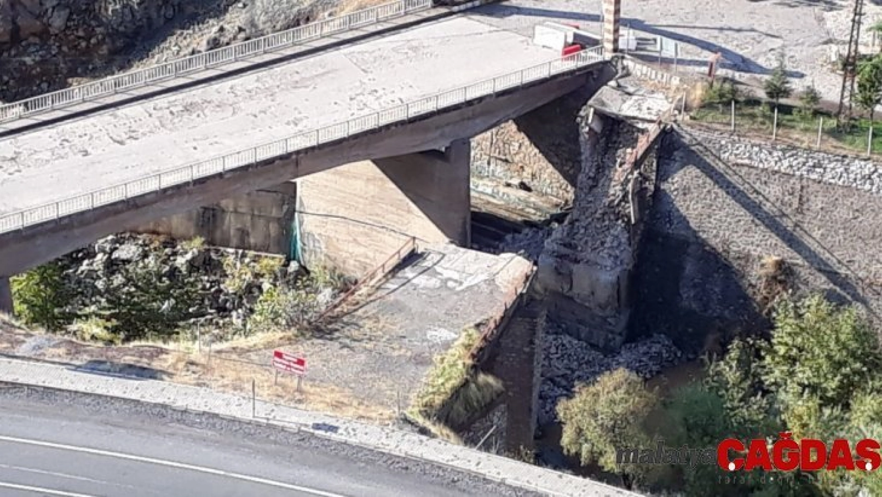 Heyelan riski bulunan ilçedeki tarihi köprü çöktü