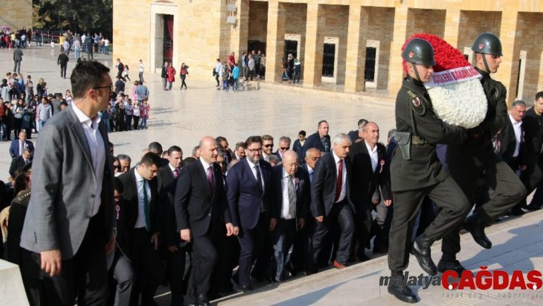İçişleri Bakanı Soylu, muhtarlarla birlikte Anıtkabir'i ziyaret etti