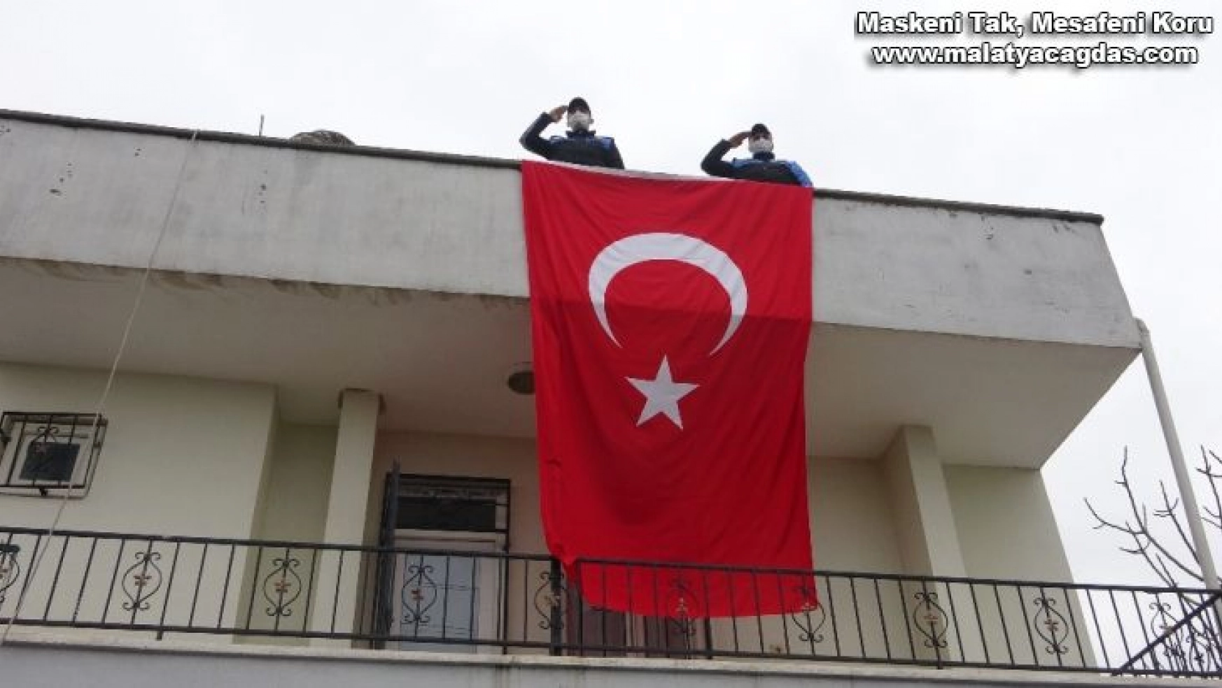 İdlib'de görev yapan askerin evine dev Türk bayrağı