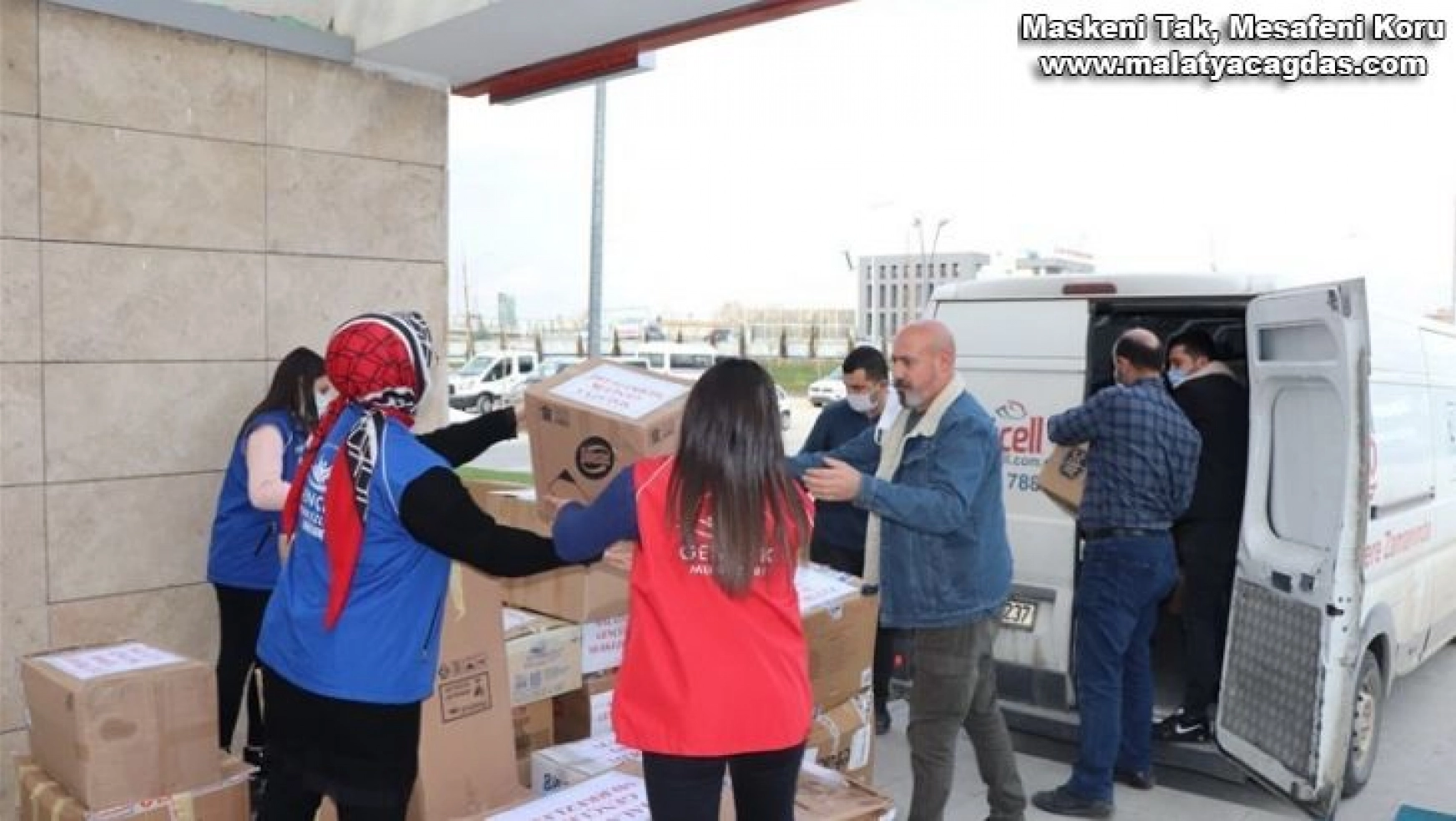 İdlib'teki çadır kentlerde yaşayanlara kıyafet yardımı
