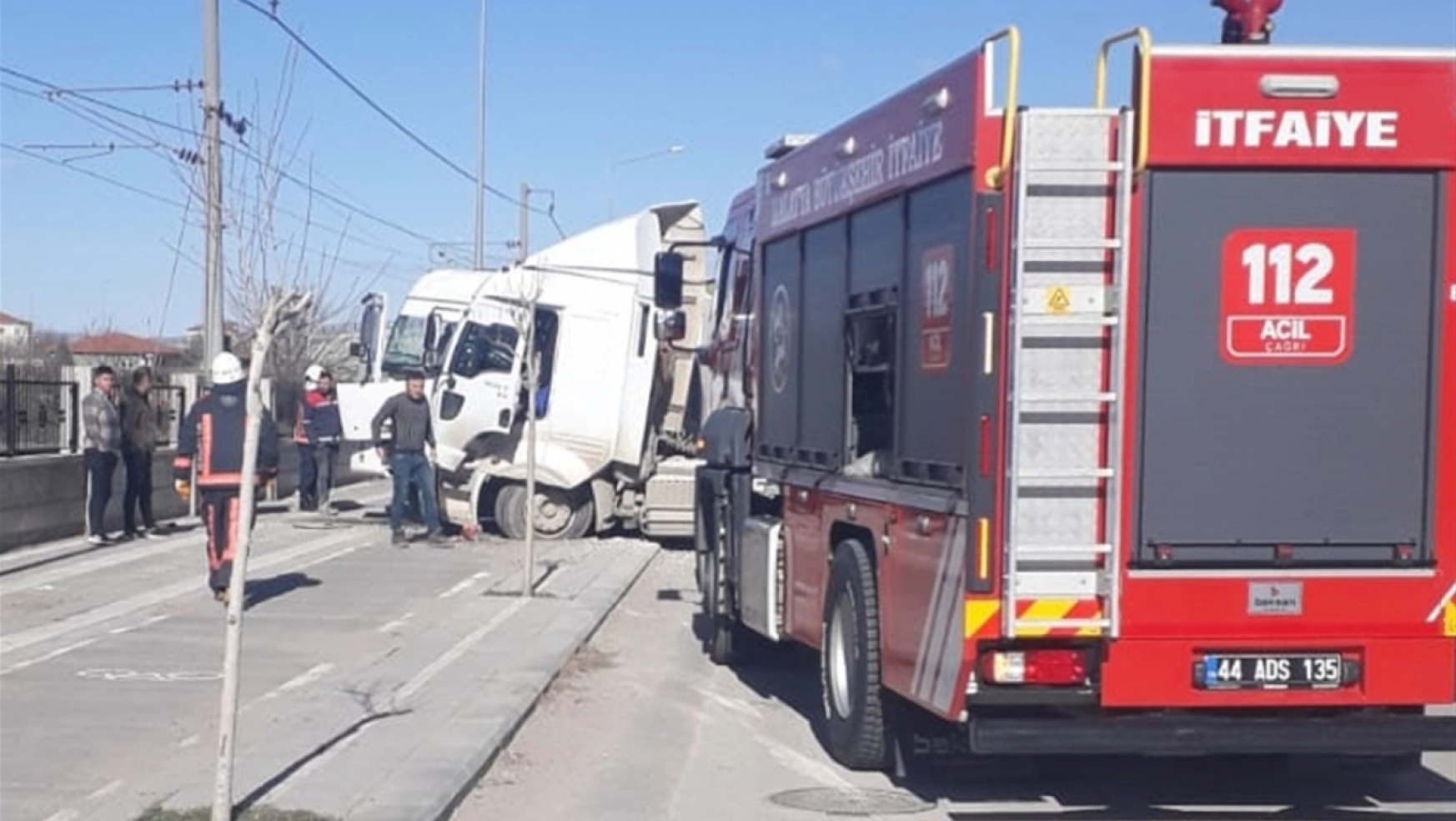 İki kamyonun çarpıştığı kazada 1 kişi yaralandı