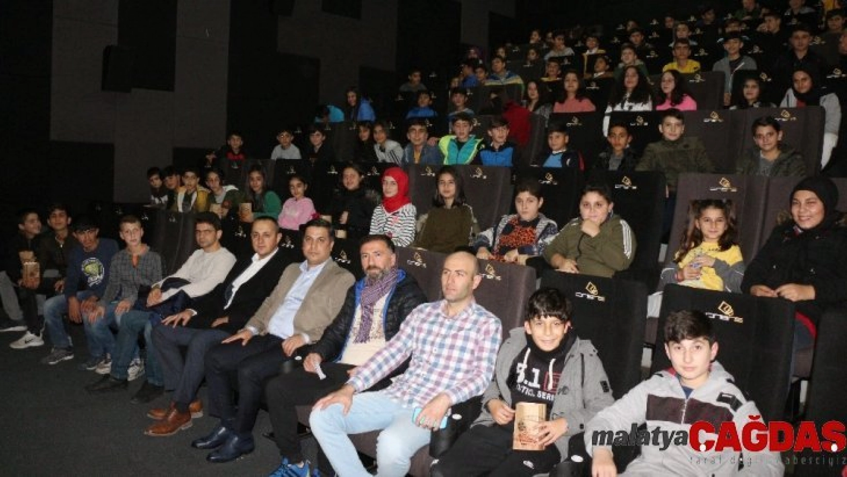 İlk defa sinemaya giden öğrenciler 'Naim Süleymanoğlu'nu izledi