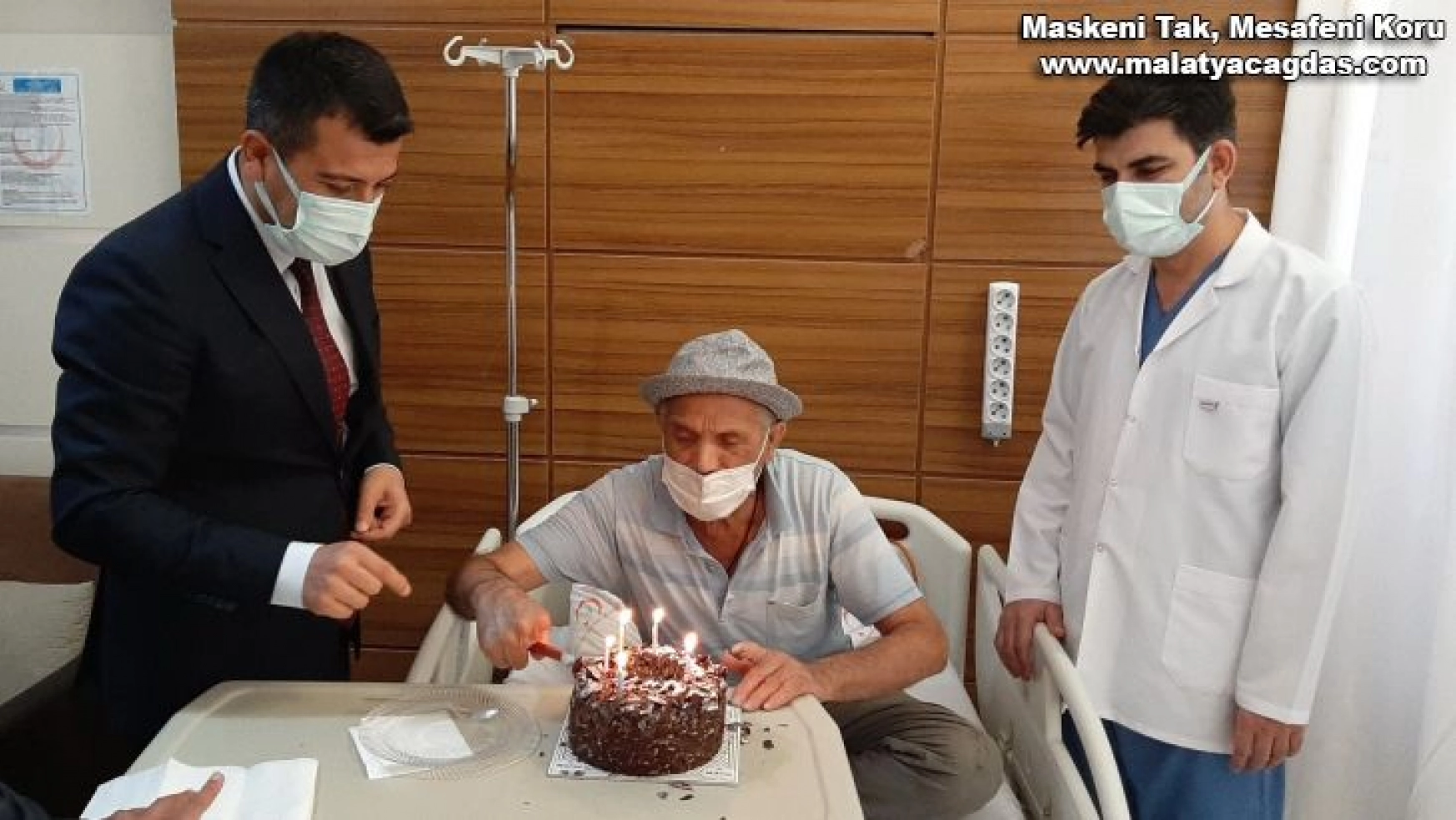 İlk doğum günü pastasını 81 yaşında hastanede kesti