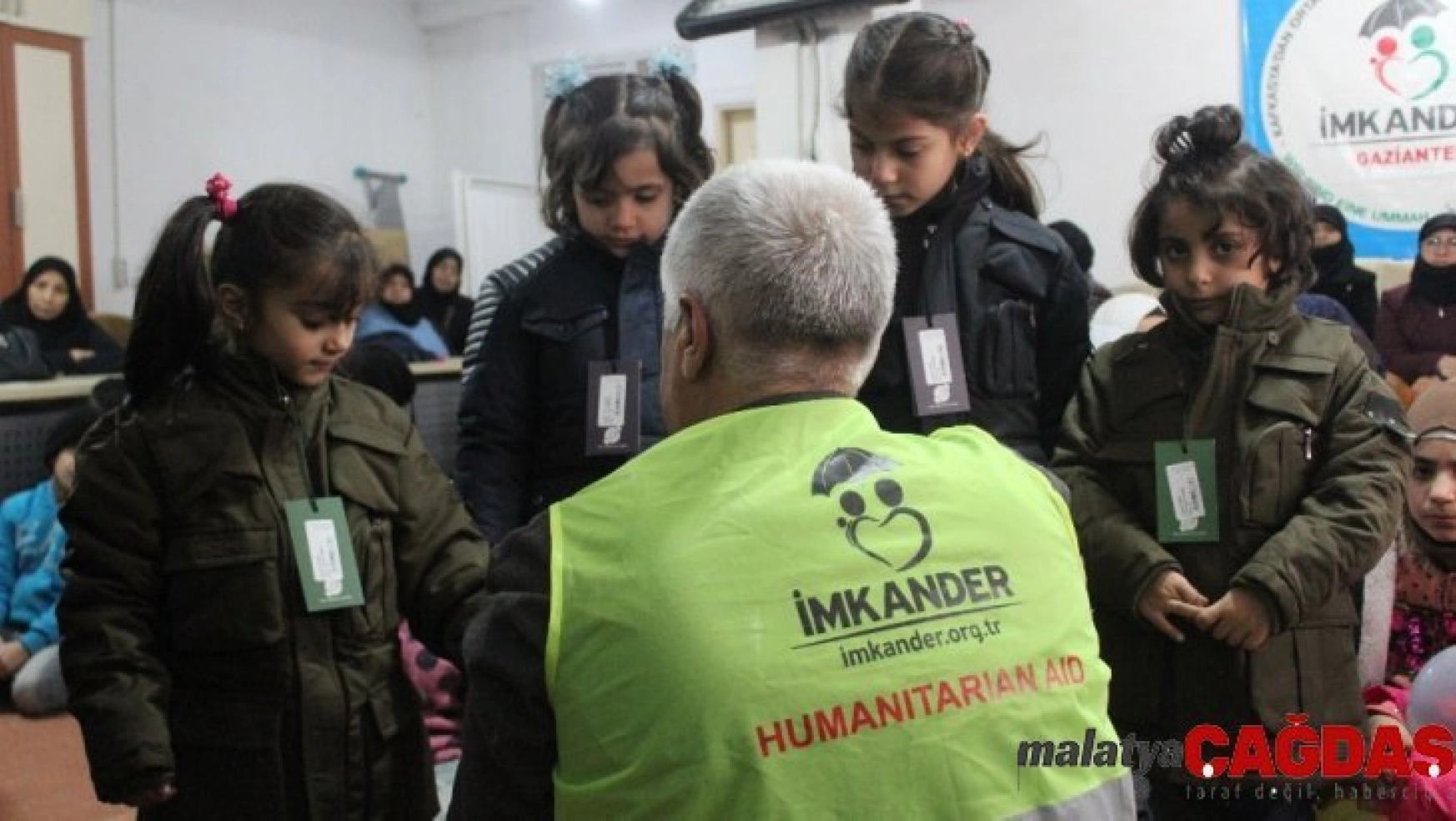 İmkander'den Suriyeli yetimlere mont ve ayakkabı yardımı