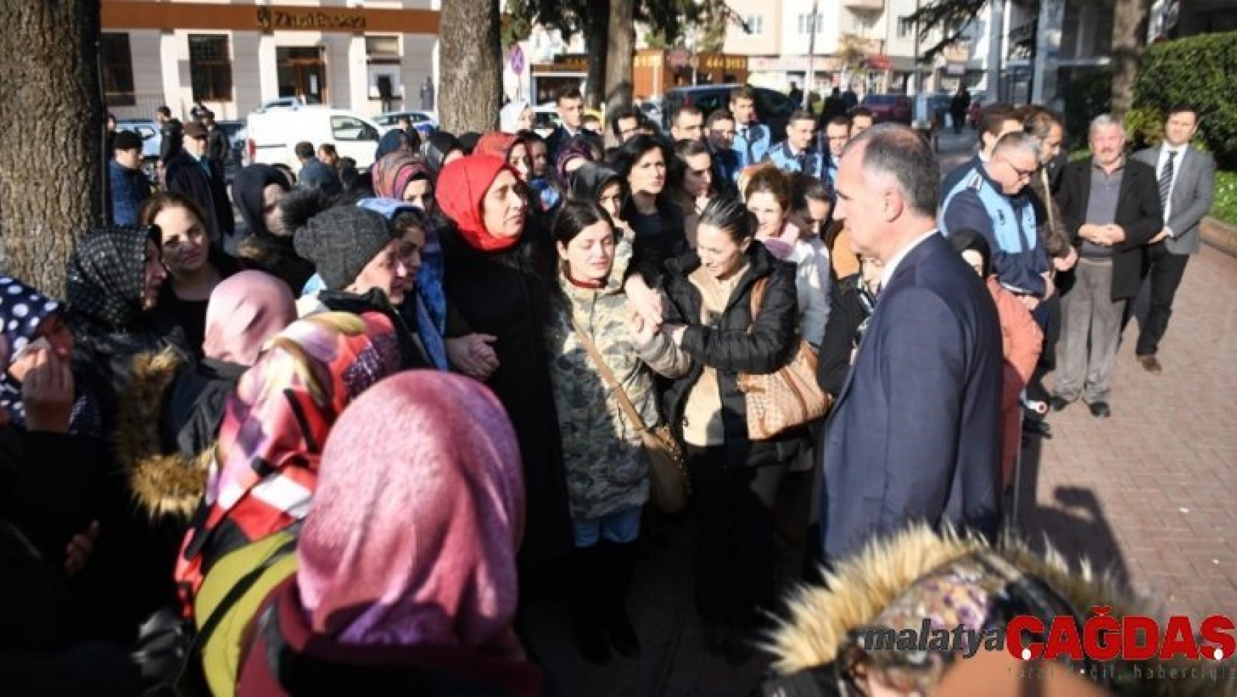 İnegöl Belediyesi'nin emektar Aynur Ablası son yolculuğuna uğurlandı