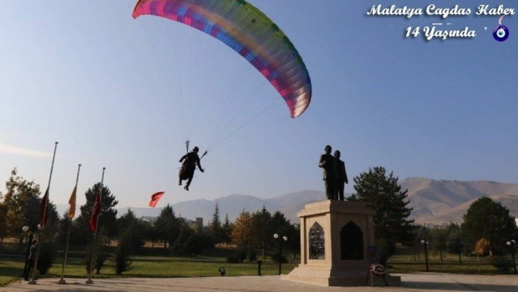 İnönü Üniversitesi'nde paraşütlü anma