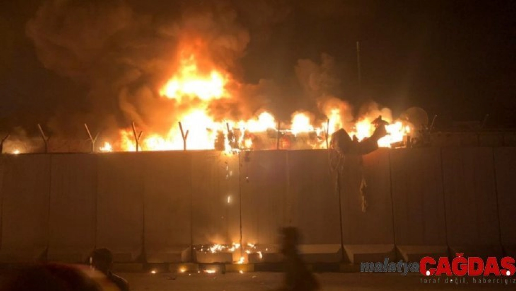 Irak'ta protestocular İran Konsolosluğu binasını ateşe verildi