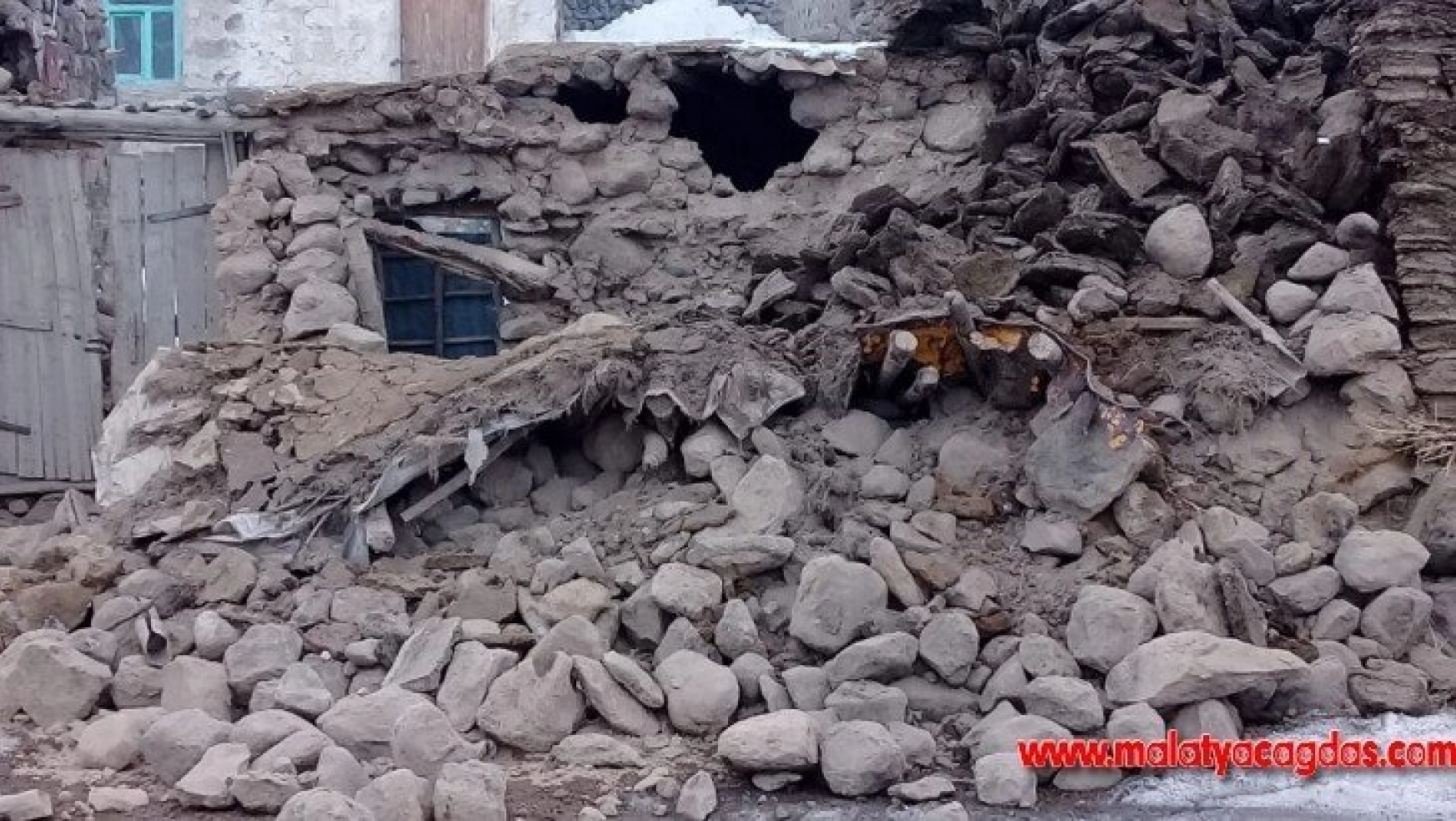 İran'daki deprem Van'da hasara neden oldu: Yaralılar var