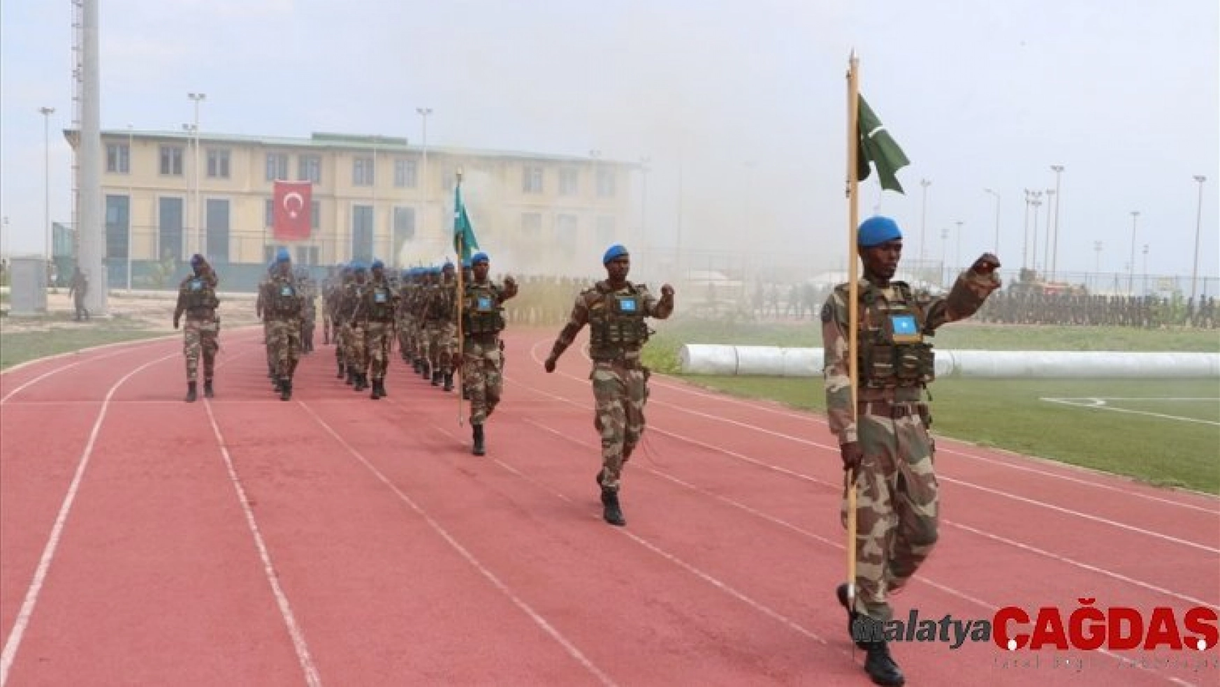 Isparta'da 'Komando' olan yabancı askerlere Somali'de 'Türk' usulü askeri tören
