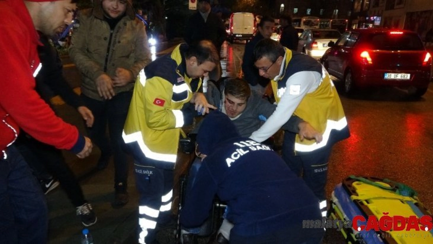 Isparta'da kargo minibüsü engelli aracına çarptı: 1 yaralı