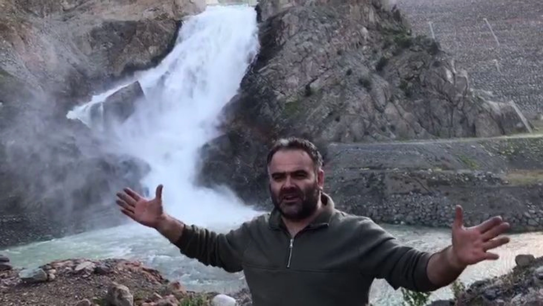 İspir'de baraj suyunun oluşturduğu şelale adeta büyülüyor
