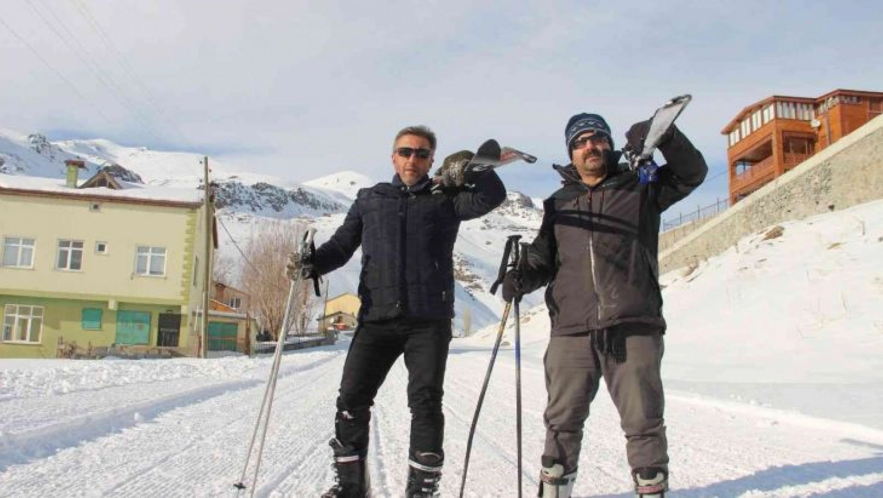 İspir Doğa Sporları Derneği üyeleri Ovit Dağı'nda kayak yaptı