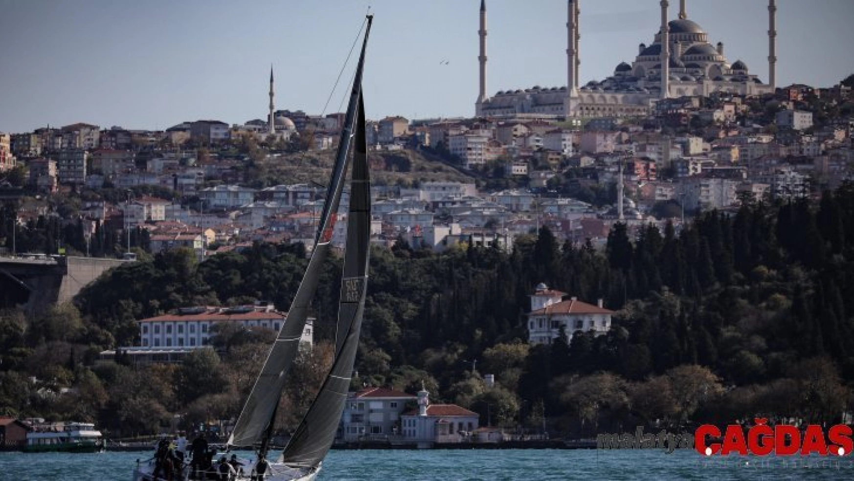 İstanbul Boğazı'nda yelkenli şöleni